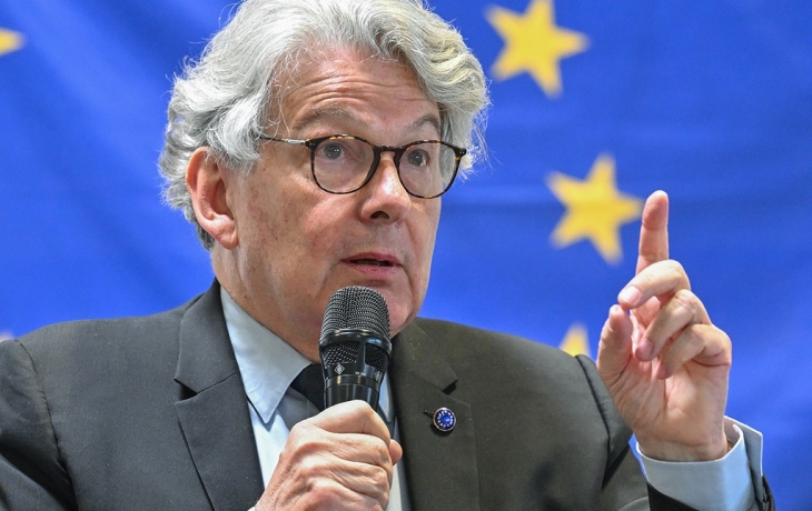 Еврокомиссар: США больше не защищают Европу