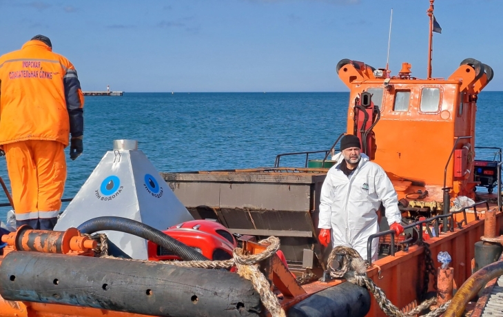 В Анапе испытали устройство для сбора мазута со дна моря