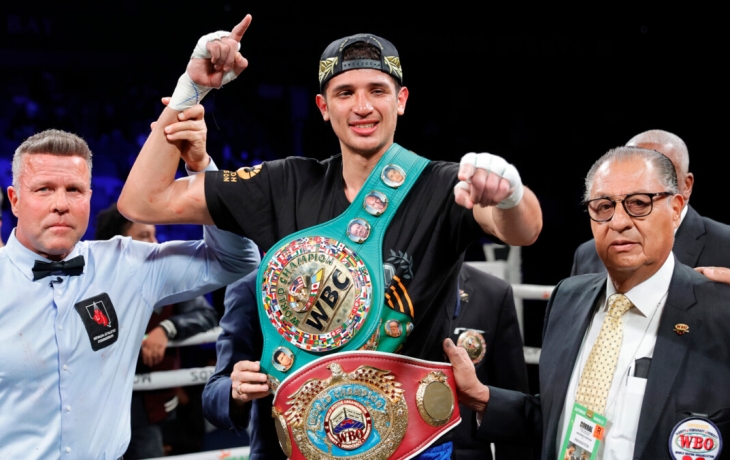 Фундора досрочно победил Букера и сохранил пояса WBC и WBO в первом среднем весе