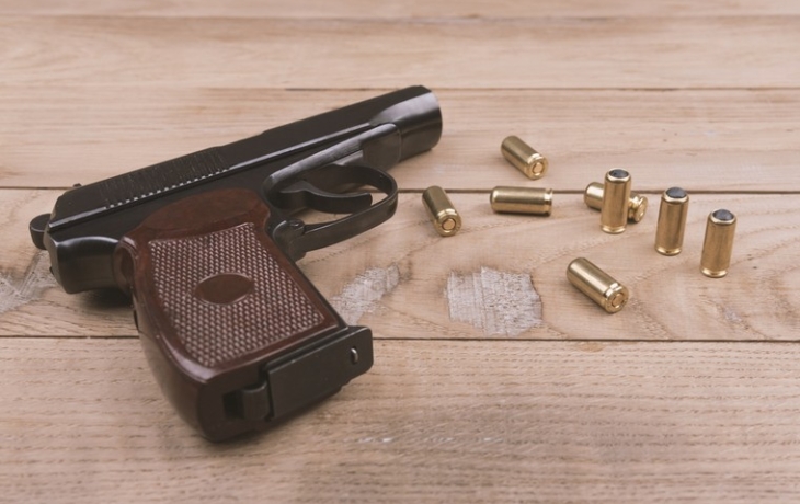 Школьник с оружием чуть не вынес из магазина более сотни плиток шоколада