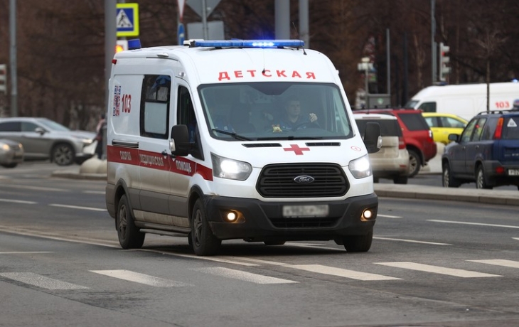 Трехлетняя девочка выпала из окна, пока за ней смотрела школьница
