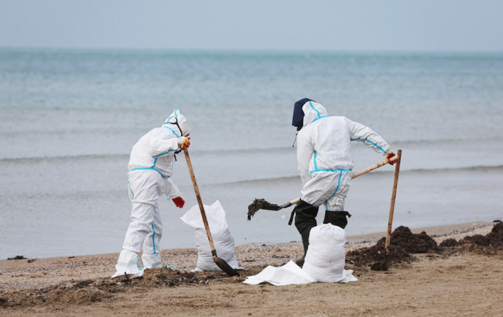 Пляжи Краснодарского края начали защищать от выбросов мазута Пляжи Краснодарского края начали защищать от выбросов мазута