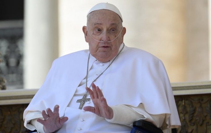 Появились кадры с неожиданным появлением папы римского на публике