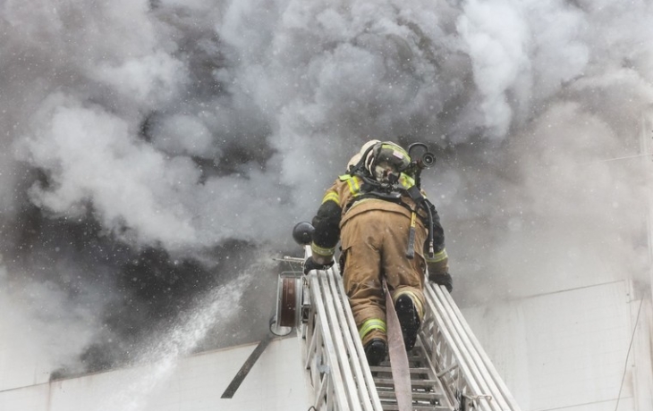 Парень и девушка выпрыгнули из окна из-за пожара и попали на видео