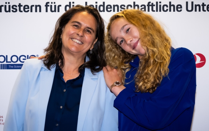 Мирра Андреева спела на корте в честь дня рождения своего тренера Кончиты Мартинес