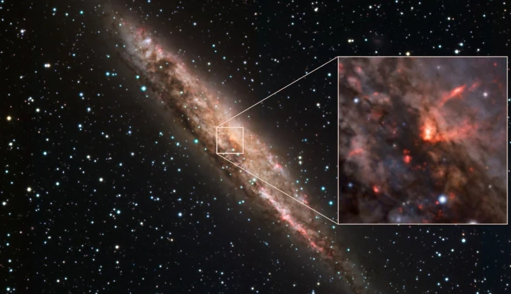 Эта черная дыра&nbsp;поглощает материю и выбрасывает часть еды в космос