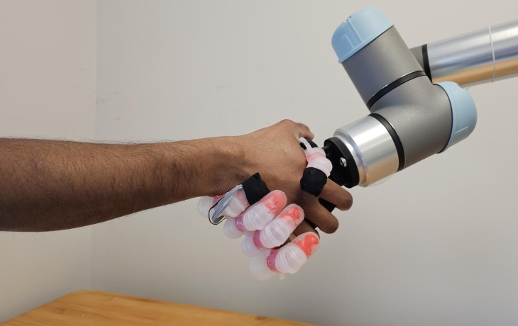 Протез с осязанием: ученые создали руку, которая точно «знает», что хватает Протез с осязанием: ученые создали руку, которая точно «знает», что хватает