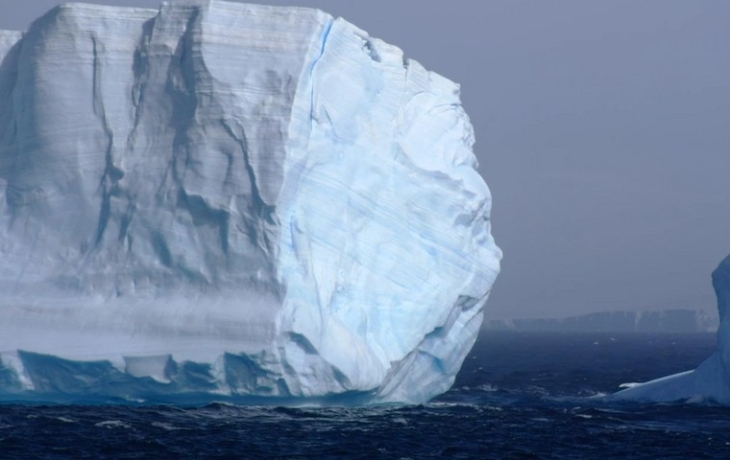 Крупнейший айсберг в мире сел на мель