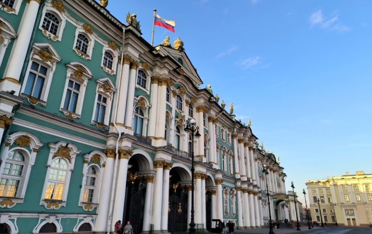 В Эрмитаж не пускали посетителей из-за анонимного сообщения об угрозе В Эрмитаж не пускали посетителей из-за анонимного сообщения об угрозе