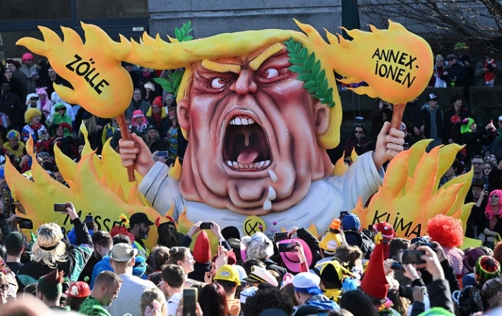 Антитрамповские инсталляции проехали по европейскому городу Антитрамповские инсталляции проехали по европейскому городу