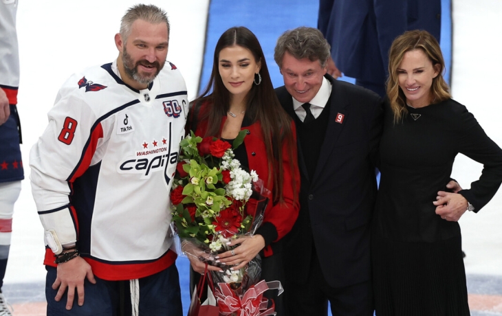 «Мы с сыновьями безумно тобой гордимся и любим! Ты наш герой!» Жена Овечкина эмоционально поздравила мужа с рекордом НХЛ «Мы с сыновьями безумно тобой гордимся и любим! Ты наш герой!» Жена Овечкина эмоционально поздравила мужа с рекордом НХЛ