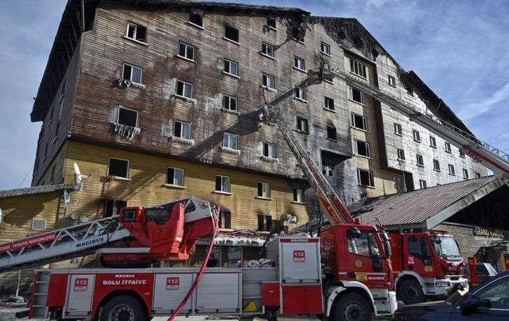 Люди спасались, прыгая из окон: отель в Турции сгорел дотла, что известно