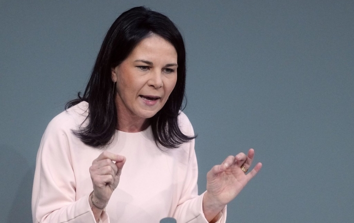 Бербок обвинила РФ в подрыве демократии ЕС с помощью монтажной пены