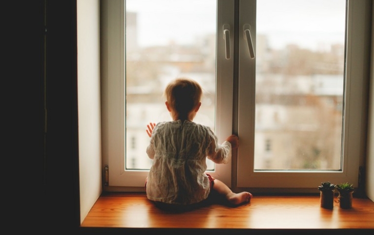 Ребенок чуть не выпал из окна пятого этажа и перепугал прохожих