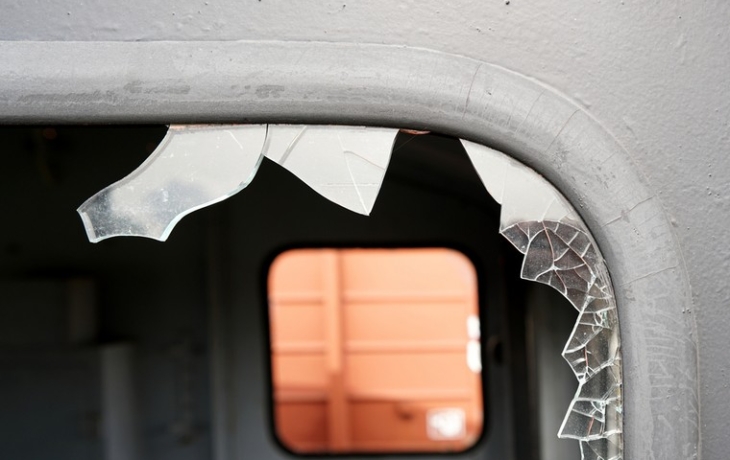 В одной из стран СНГ вандалы атаковали поезд с туристами