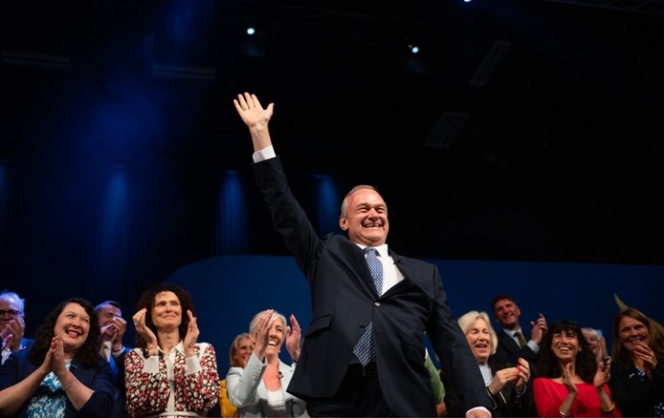 Британский депутат попрыгал на палке с головой лошади перед избирателями