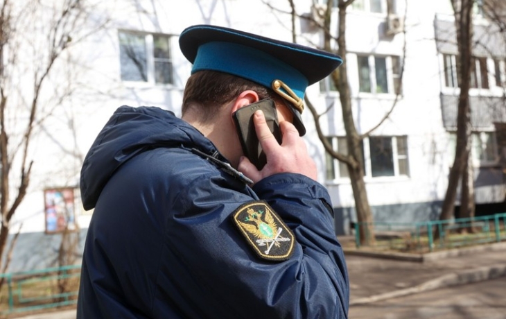 Судебные приставы вытащили должницу за пятки из-под кровати