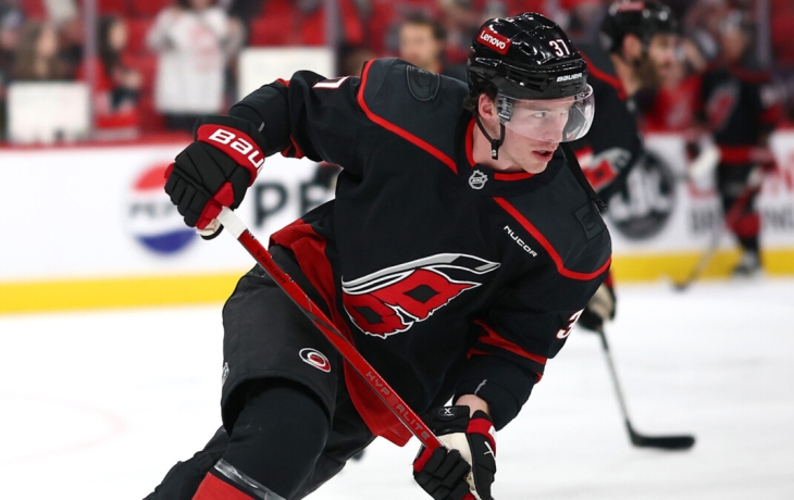 «Каролина» уступила «Анахайму» в матче НХЛ, Свечников набрал очки в пятой игре подряд «Каролина» уступила «Анахайму» в матче НХЛ, Свечников набрал очки в пятой игре подряд