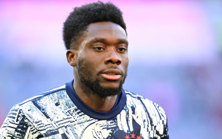 Футболист &laquo;Баварии&raquo; Дэвис перенес успешную операцию после разрыва крестообразных связок &mdash; СМИ