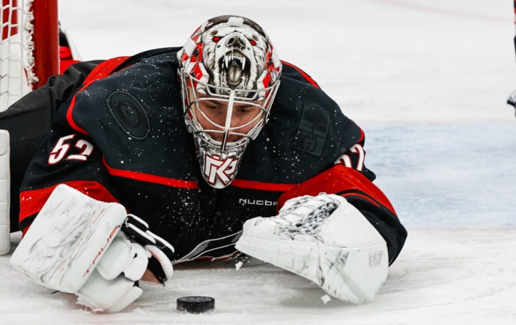 &laquo;Каролина&raquo; победила &laquo;Вегас&raquo; в матче НХЛ, Кочетков отразил 29 бросков