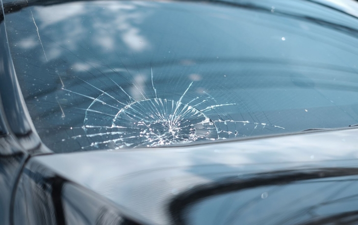 Россиянка разгромила автомобиль бывшего, бросившего ее пять лет назад Россиянка разгромила автомобиль бывшего, бросившего ее пять лет назад