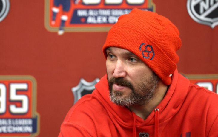 Овечкин пришел на пресс‑конференцию в шлепанцах. Ранее в таком виде рекордсмен НХЛ был на приеме у президента РФ