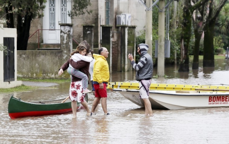 Очевидцы засняли затопленные улицы Буэнос-Айреса