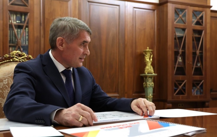 Глава Чувашии и его супруга попали в аварию