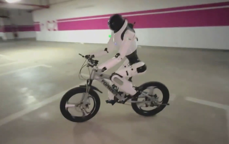 Китайский робот освоил езду на велосипеде и работу по дому без предварительного обучения