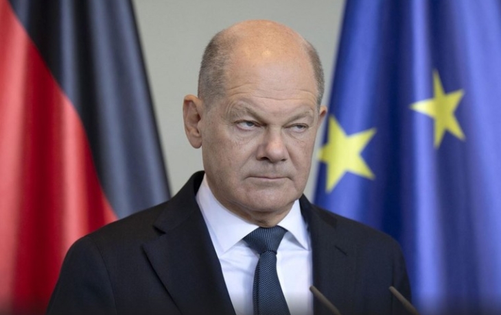 Обнявший Шольца мужчина получил штраф за свой порыв