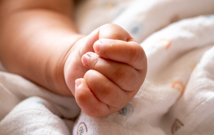 Младенец едва не лишился рук из-за антицарапок Младенец едва не лишился рук из-за антицарапок