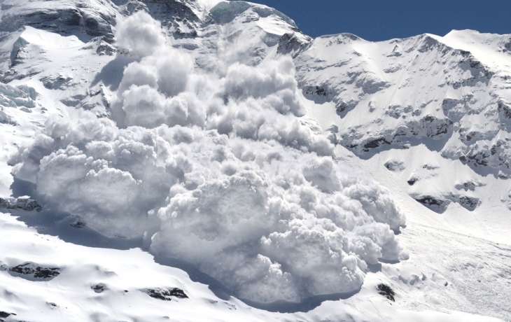 Мощная лавина едва не похоронила очевидцев в российском регионе Мощная лавина едва не похоронила очевидцев в российском регионе