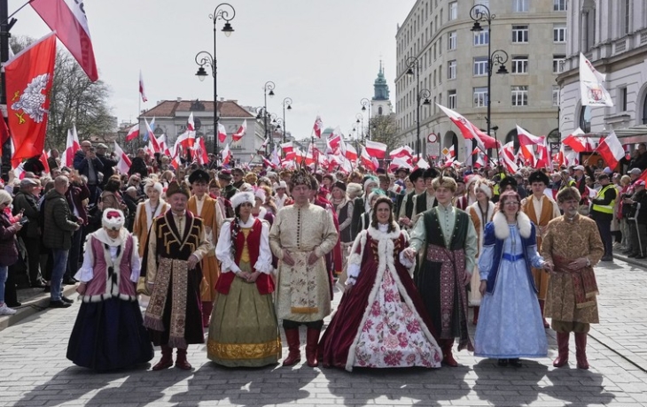 Тысячи поляков маршируют в центре Варшавы