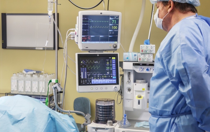 Школьник хотел смыть петарду в унитаз и оказался на больничной койке