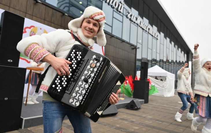 Танцы до упаду, щука из Днепра и Умка: как минчане выбирали Лукашенко Танцы до упаду, щука из Днепра и Умка: как минчане выбирали Лукашенко