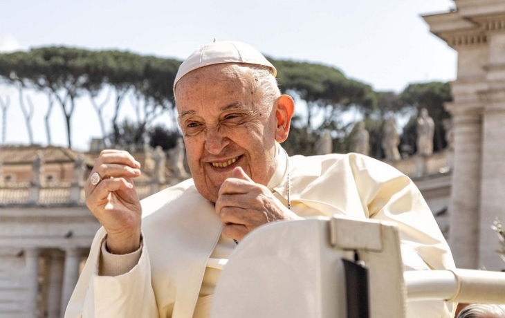 Папа римский появился перед верующими впервые за долгое время