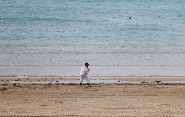 На побережье Кубани снова выбросило нефтепродукты На побережье Кубани снова выбросило нефтепродукты