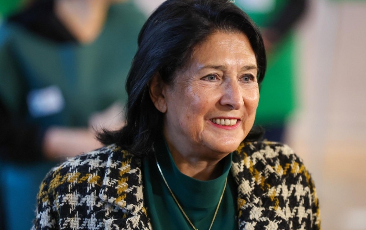 Грузины приветственно закидали яйцами Зурабишвили после поездки в Мюнхен Грузины приветственно закидали яйцами Зурабишвили после поездки в Мюнхен