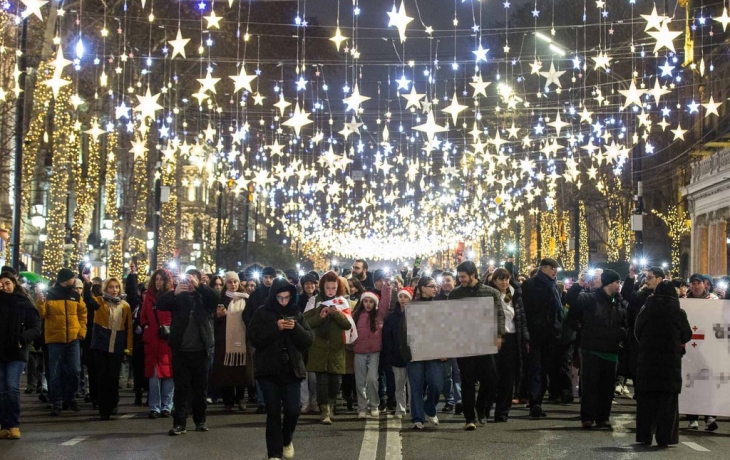 Протестующие в Тбилиси накрыли длинный стол на улице и отметили Новый год