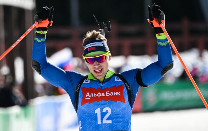 Белорус Смольский победил в масс‑старте на чемпионате России в Ханты‑Мансийске, золото получит Серохвостов