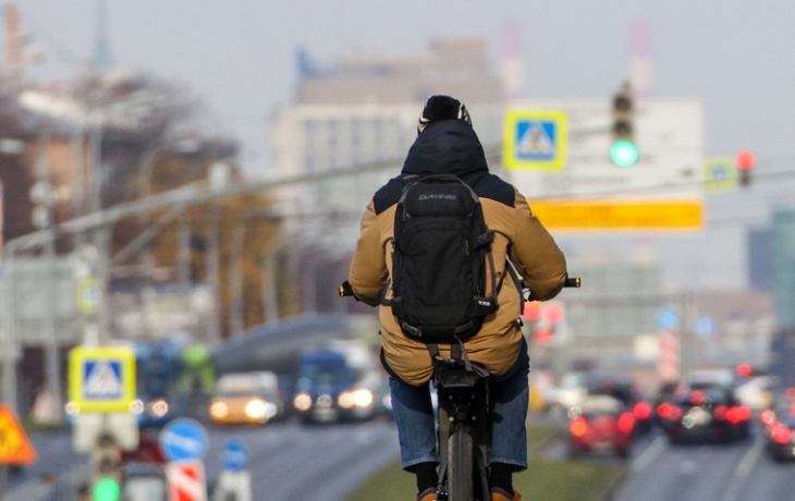 Курьер из Петербурга &laquo;заплатил&raquo; за езду без шлема и получил уголовку