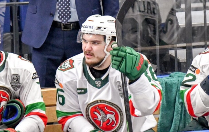 Нападающий &laquo;Ак Барса&raquo; Дыняк выронил на лед телефон во время матча с &laquo;Авангардом&raquo;