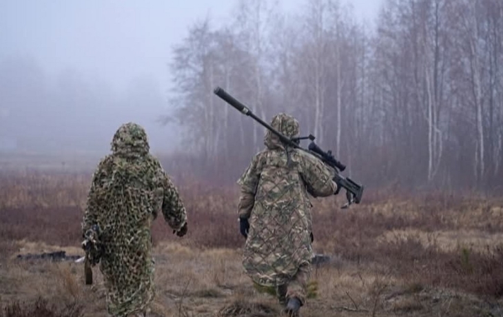 Бойцы ВСУ привязали сослуживца к дереву над окопами под Курском Бойцы ВСУ привязали сослуживца к дереву над окопами под Курском