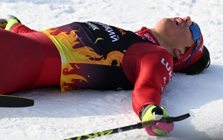 Большунов упустил золото чемпионата России на финише смешанной эстафеты в Казани Большунов упустил золото чемпионата России на финише смешанной эстафеты в Казани