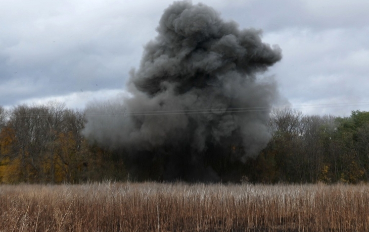&laquo;Разнес в щепки&raquo;: появились кадры удара по ангару ВСУ с техникой