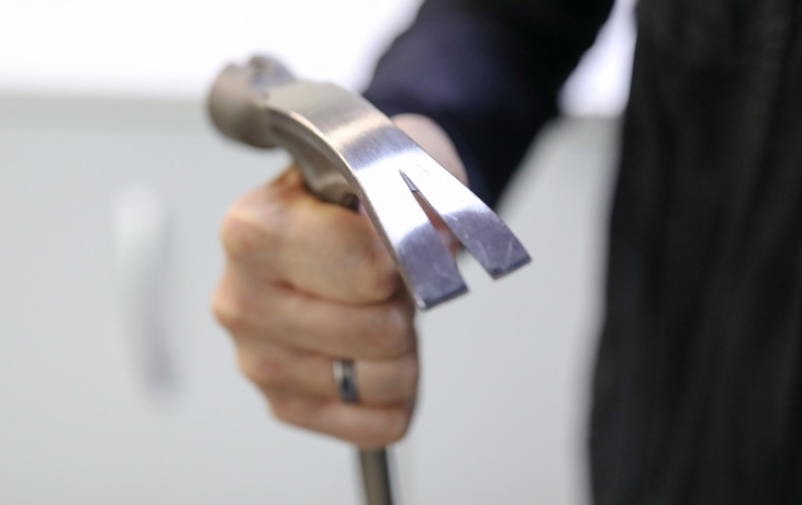 В Саратове подросток готовился убить местного депутата молотком В Саратове подросток готовился убить местного депутата молотком