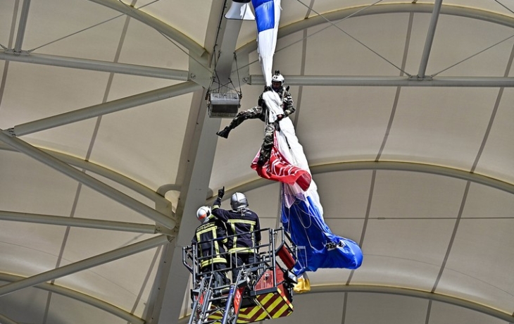 Французский парашютист застрял на крыше стадиона и едва не сорвался вниз