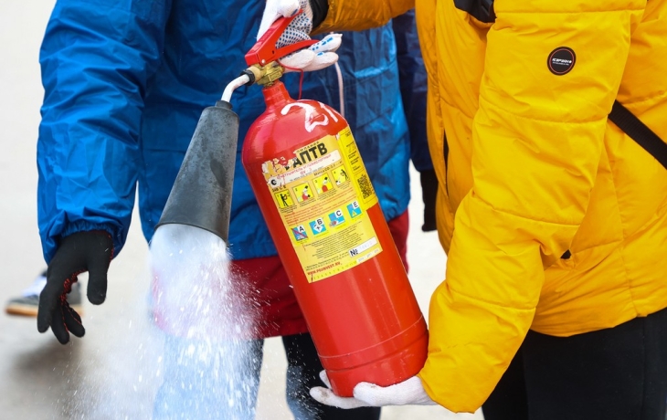 Дети распылили огнетушитель у администрации Выборгского района Петербурга