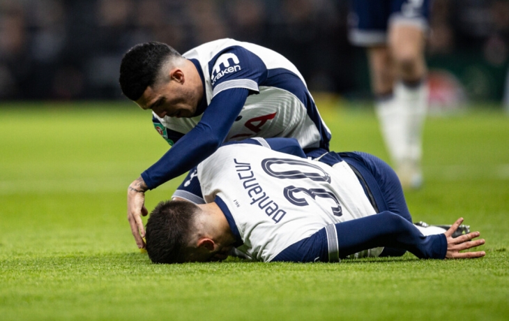 Футболист &laquo;Тоттенхэма&raquo; Бентанкур потерял сознание в матче с &laquo;Ливерпулем&raquo; и покинул поле на носилках