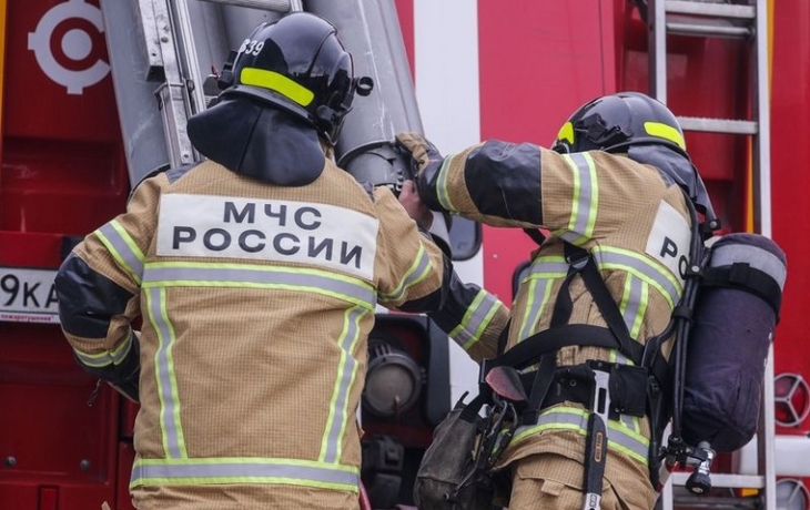 Более 20 машин вспыхнули на стоянке в российском городе